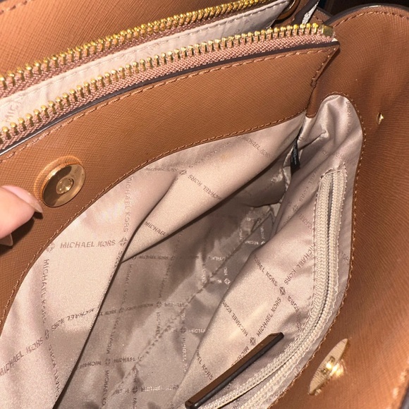 MICHAEL KORS LYNN Vanilla LG EW
Satchel Purse - Picture 13 of 14